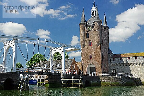 Alte Brücke und Stadtturm aus dem Mittelalter  Zuidhaven Tor  Zieriksee  Zeeland  Niederlanden