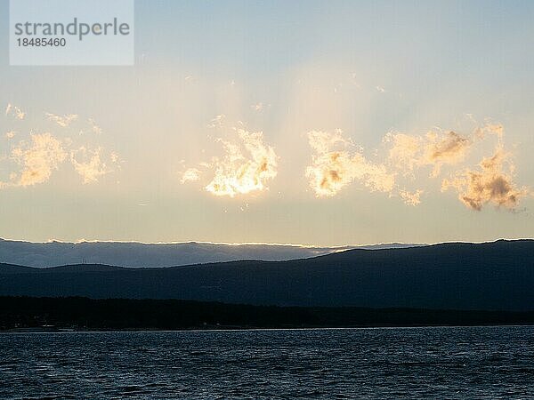 Wolkenstimmung vor dem Sonnenaufgang  Insel Krk  Kvarner Bucht  Kroatien  Europa