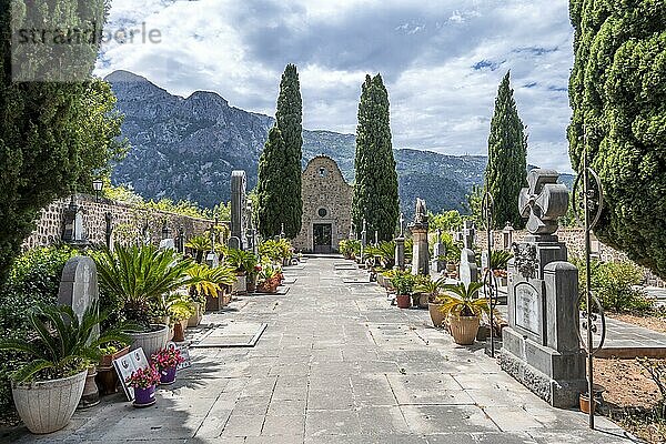 Gräber am Friedhof mit kleiner Kapelle  Fornalutx  Serra de Tramuntana  Mallorca  Balearen  Spanien  Europa