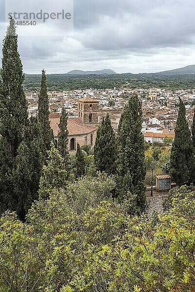 Ausblick auf Ort Artá mit Pfarrkirche Transfiguracio del Senyor  vom Kloster Santuari de Sant Salvador am Kalvarienberg  Artá  Mallorca  Balearen  Spanien  Europa