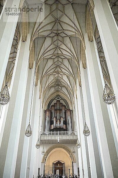 Innenaufnahme  Kirchenschiff mit Orgel  Frauenkirche  München  Bayern  Deutschland  Europa