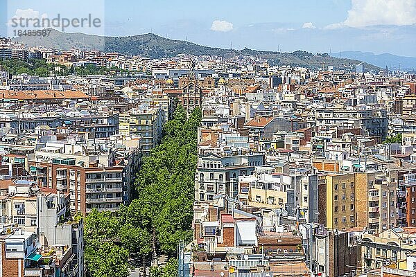 Ausblick über die Häuser der Stadt  vom Turm der Sagrada Familia  Av. de Gaudi mit Museum Recinte Modernista de Sant Pau  Barcelona  Katalonien  Spanien  Europa