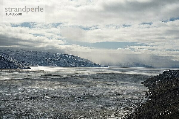 Der Fjord Kangerlussuaq nahe seinem landseitigen Ende  Siedlung Kangerlussuaq  Grönland  Dänemark  Nordamerika