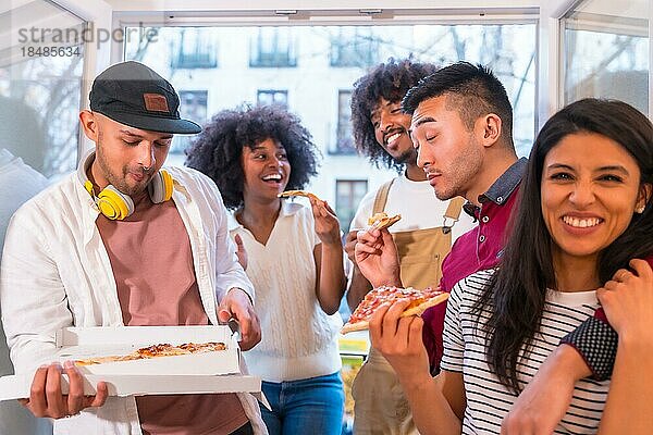 Gruppe von Freunden essen Pizza auf der Terrasse zu Hause  Mittag oder Abendessen  Lifestyle  die Verteilung einer leckeren Pizza aus der Box