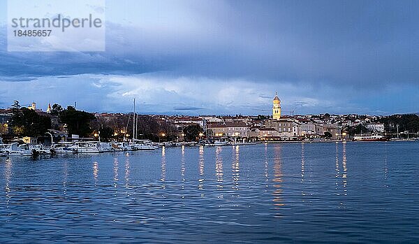 Hafenpromenade und Kathedrale von Krk Stadt  blaue Stunde  Insel Krk  Kvarner Bucht  Kroatien  Europa