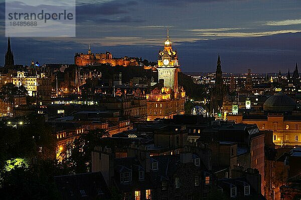 Blick auf die Altstadt und das Balmoral Hotel von Calton Hill  blaue Stunde  Edinburgh  Schottland  Großbritannien  Europa