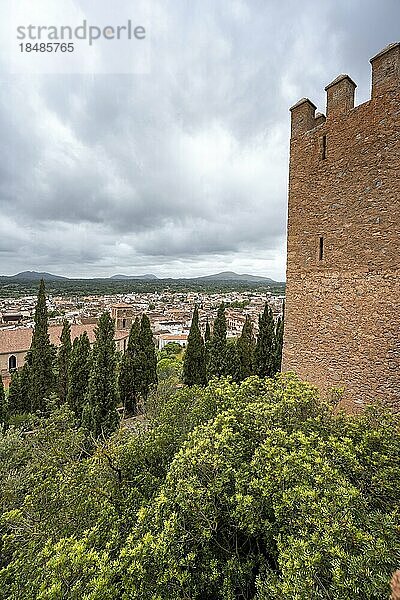 Wehrturm der alten Burg  Ausblick auf Ort Artá mit Pfarrkirche Transfiguracio del Senyor  Kloster Santuari de Sant Salvador am Kalvarienberg  Artá  Mallorca  Balearen  Spanien  Europa
