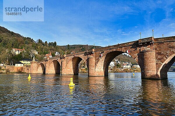 Die Karl Theodor Brücke  auch Alte Brücke genannt  ist eine Bogenbrücke in der Stadt Heidelberg  die den Neckar überquert