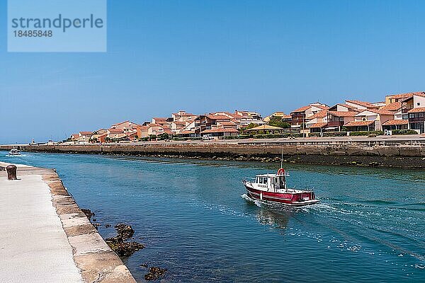 Das Dorf Capbreton an der Küste des französischen Baskenlandes  ein Boot fährt zum Fischen hinaus  Frankreich  Europa