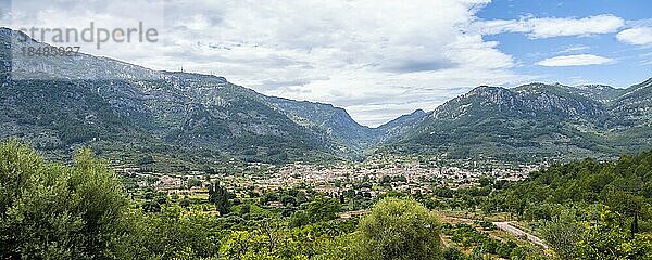 Panorama  Berglandschaft mit Ort Soller  Wanderweg von Soller nach Fornalutx  Serra de Tramuntana  Mallorca  Balearen  Spanien  Europa