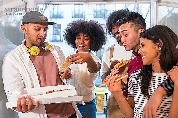 Porträt einer Gruppe von Freunden essen Pizza auf der Terrasse zu Hause  Mittag oder Abendessen  Lifestyle  die Verteilung einer leckeren Pizza aus der Box