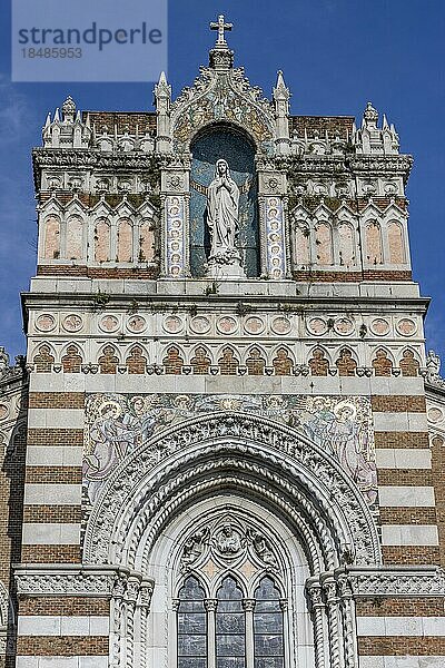 Detail der Spitze der Fassade der Kapuzinerkirche Unserer Lieben Frau von Lourdes mit einer Statue Unserer Lieben Frau von Lourdes  verziert mit einem Mosaik  Rijeka  Kroatien  Europa