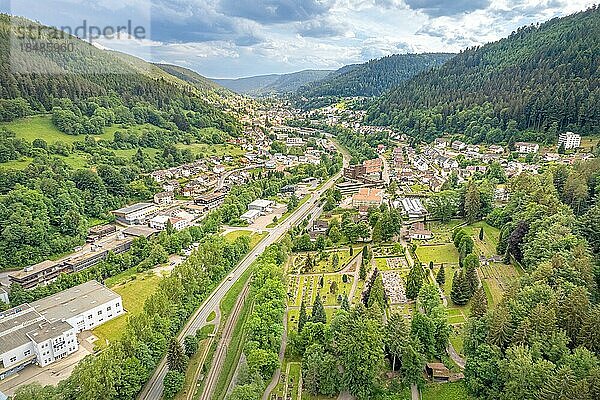 Luftbild auf die Stadt im Wald. Bad Wildbad  Schwarzwald  Deutschland  Europa