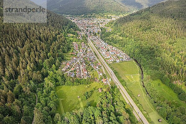 Luftbild Stadt im grünen Wald  Bad Wildbad  Schwarzwald  Deutschland  Europa