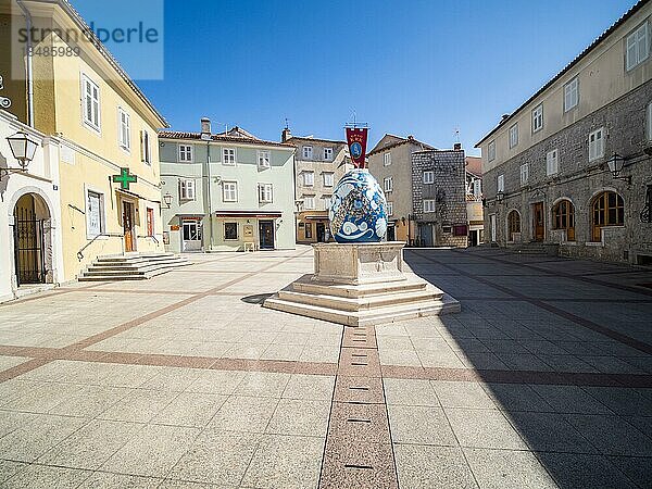 Historischer Brunnen zur Osterzeit  Placa vela  Hauptplatz von Krk Stadt  Insel Krk  Kvarner Bucht  Kroatien  Europa