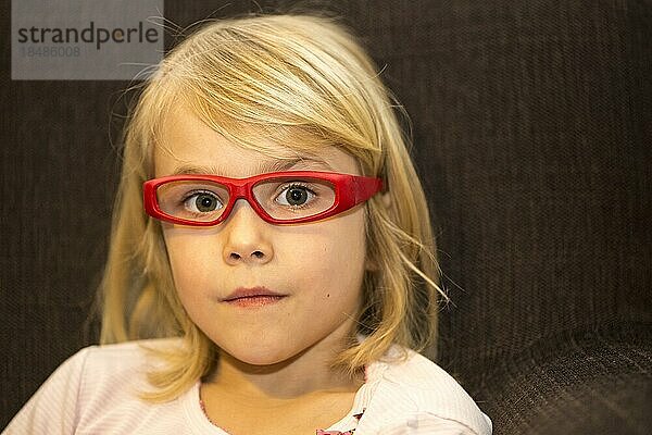 Mädchen (6) mit roter Brille  Kiel  Deutschland  Europa