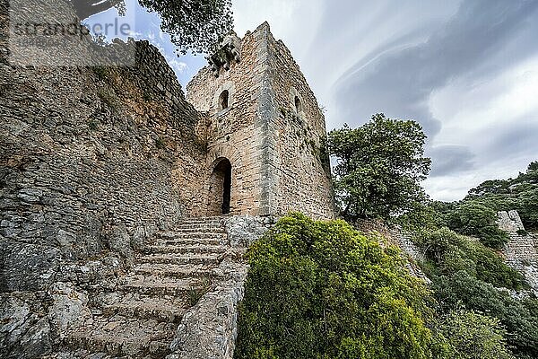 Steinstufen und Turm der Burgruine Castell Alaró  Serra de Tramuntana  Puig dAlaró  Mallorca  Spanien  Europa