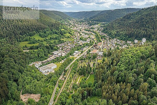 Luftbild auf die Stadt im Wald. Bad Wildbad  Schwarzwald  Deutschland  Europa
