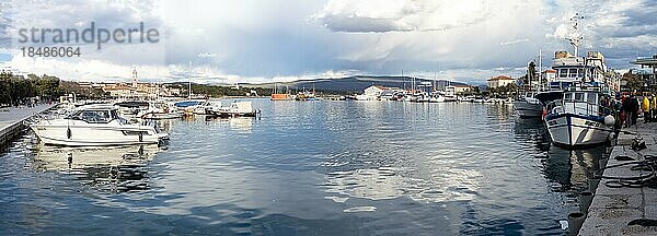 Blick über den Hafen auf die Stadt Krk  Insel Krk  Kvarner Bucht  Kroatien  Europa