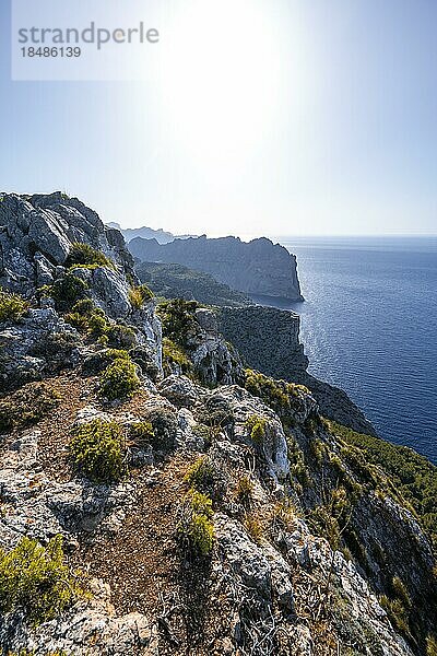 Ausblick auf felsige Klippen und Meer  Cap Formentor  Küstenlandschaft  Pollença  Mallorca  Balearen  Spanien  Europa