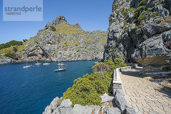 Weg an der Küste  Segelboote in der Bucht beim Torrent de Pareis  Sa Calobra  Mallorca  Balearen  Spanien  Europa