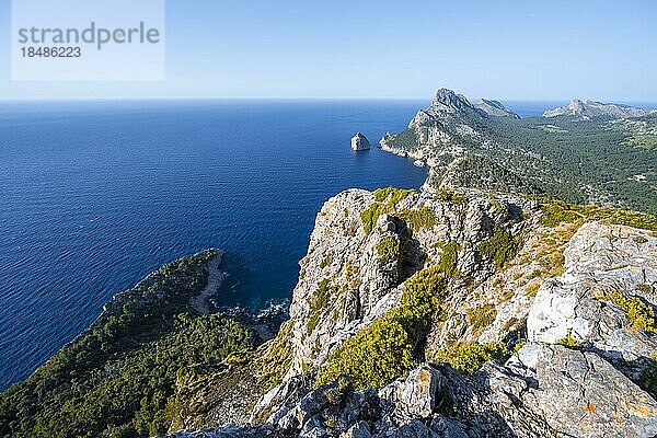 Ausblick auf felsige Klippen und Meer  Cap Formentor  Küstenlandschaft  Pollença  Mallorca  Balearen  Spanien  Europa