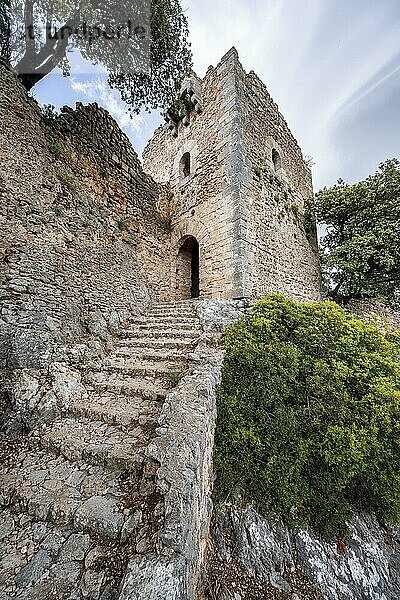 Steinstufen und Turm der Burgruine Castell Alaró  Serra de Tramuntana  Puig dAlaró  Mallorca  Spanien  Europa
