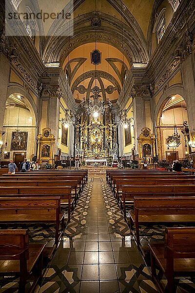 Innenaufnahme der Kirche Parroquia de Sant Bartomeu de Sóller  mit Altar  Soller  Mallorca  Spanien  Europa
