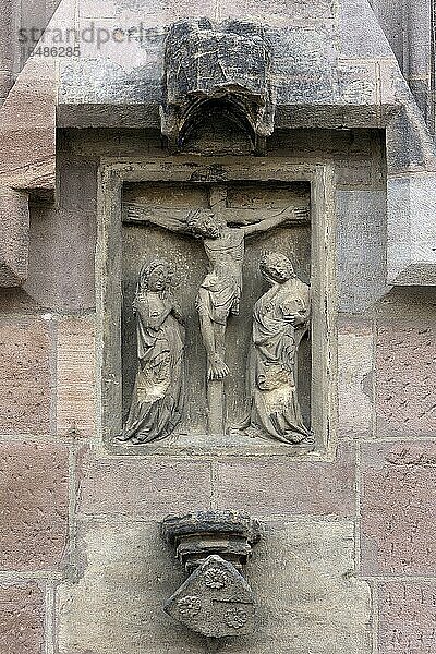 Reliefdarstellung einer Kreuzigungsszene an der Lorenzkirche  Nürnberg  Mittelfranken  Bayern  Deutschland  Europa