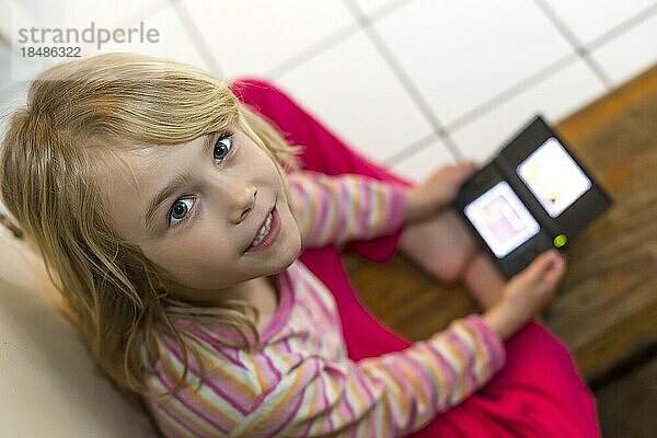 Mädchen (6) spielt mit Nintendo  Kiel  Deutschland  Europa