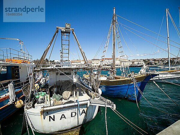 Blick über den Yachthafen auf die Stadt Krk  Insel Krk  Kvarner Bucht  Kroatien  Europa