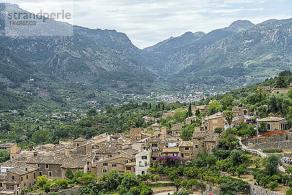 Ausblick über typische Häuser des Bergdorf Fornalutx mit Berglandschaft  Serra de Tramuntana  Mallorca  Balearen  Spanien  Europa