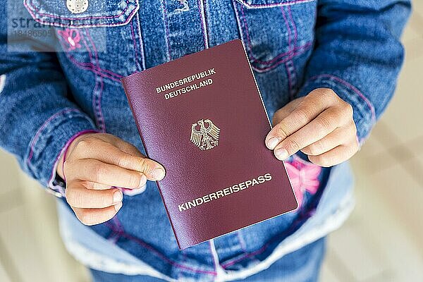 Kinderreisepass  Mädchen (6)  Kiel  Deutschland  Europa