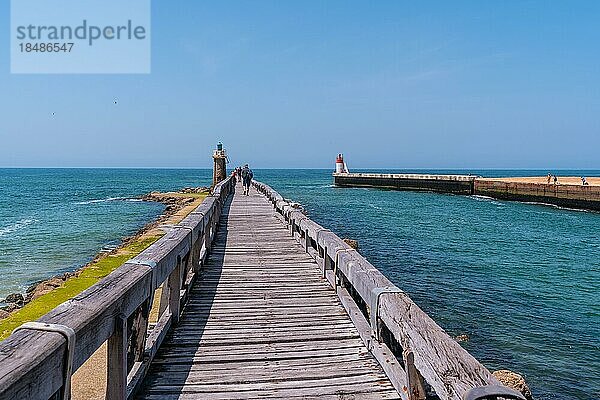 Dorf Capbreton an der Küste des französischen Baskenlandes  Holzsteg  Frankreich  Europa