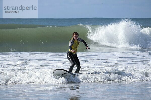 Surfer am Strand von Jeffreys Bay bei Port Elizabeth  Garden Route  Ostkap  Südafrika
