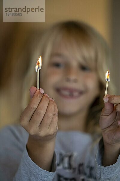 Mädchen (7) spielt mit Streichhölzern.  Kiel  Schleswig-Holstein  Deutschland  Europa