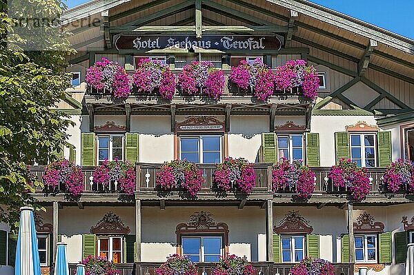 Hotel Seehaus-Terofal mit üppigem Blumenschmuck in Schliersee  Bayern  Deutschland  Europa