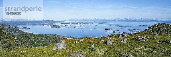 Ausblick auf Meer mit Schäreninseln von Svellingsflaket und Berge  vom Wanderweg zum Dronningsvarden oder Stortinden  Vesterålen  Norwegen  Europa