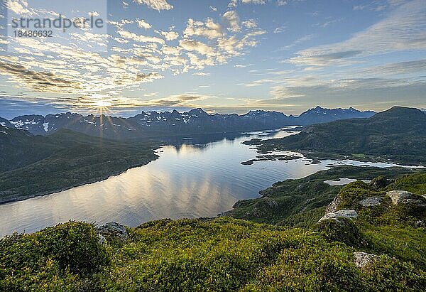Sonnenstern bei Sonnenuntergang über den Bergspitzen  Ausblick auf Fjord Raftsund und Berge  Blick vom Gipfel des Dronningsvarden oder Stortinden  Vesterålen  Norwegen  Europa