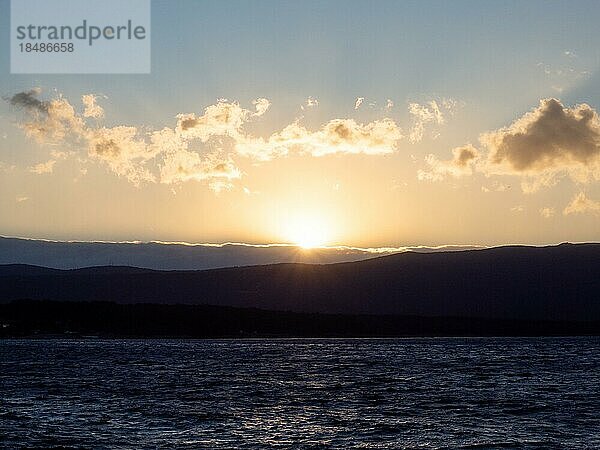 Wolkenstimmung über dem Meer bei Sonnenaufgang  Insel Krk  Kvarner Bucht  Kroatien  Europa