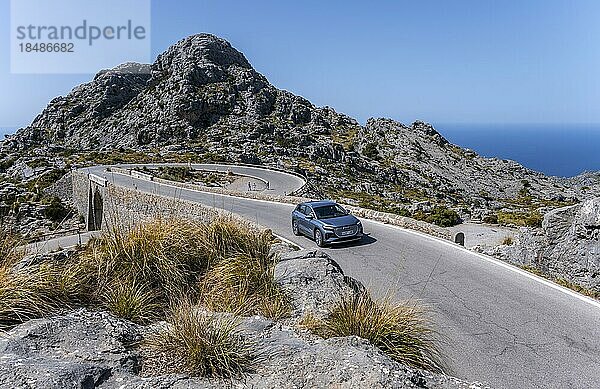 Auto auf Bergstraße mit vielen Kurven nach Sa Colobra  Straßenschleife Nus de Sa Corbata  Serra de Tramuntana  Mallorca  Balearen  Spanien  Europa