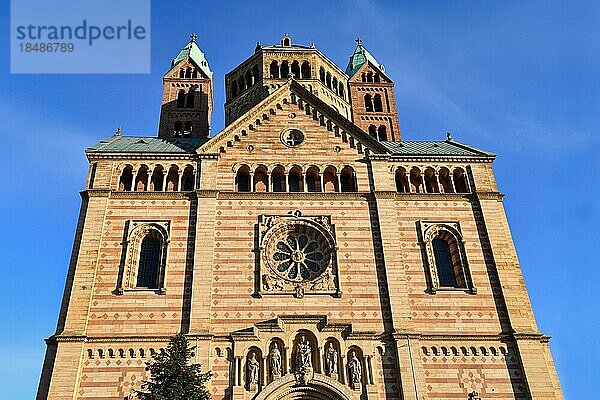 Fassade des berühmten römisch katholischen Doms zu Speyer  einem bedeutenden Denkmal der romanischen Kunst im Deutschen Reich