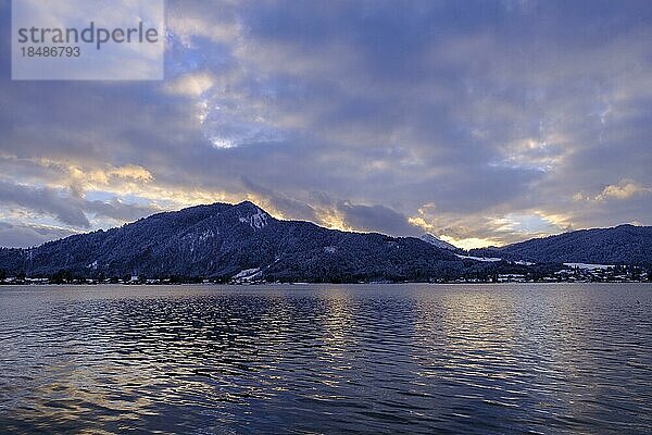 Winter und Sonnenuntergang am Tegernsee  Tegernsee  Oberbayern  Bayern  Deutschland  Europa