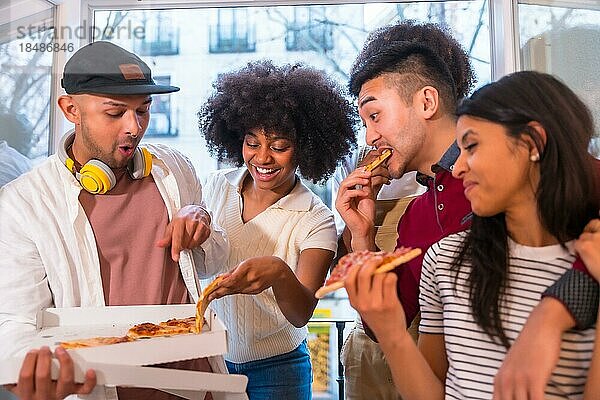 Porträt einer Gruppe von Freunden essen Pizza auf der Terrasse zu Hause  Mittag oder Abendessen  Lifestyle  die Verteilung einer leckeren Pizza aus der Box