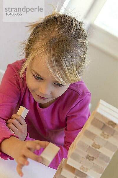 Mädchen (6)  spielt mit Bauklötzen  Kiel  Deutschland  Europa