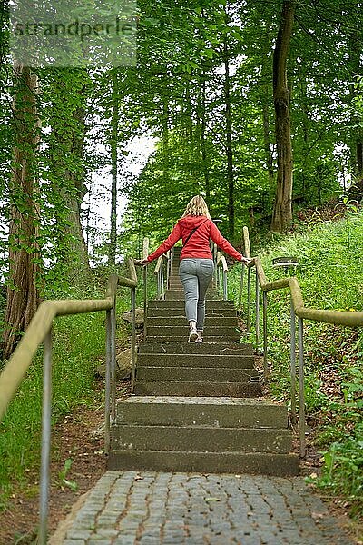Frau läuft Treppen hoch  Bad Wildbad  Kurpark  Schwarzwald  Deutschland  Europa
