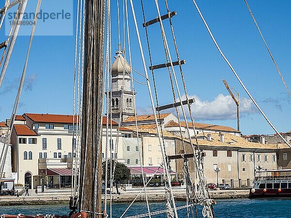 Blick über den Yachthafen auf die Stadt Krk  Insel Krk  Kvarner Bucht  Kroatien  Europa
