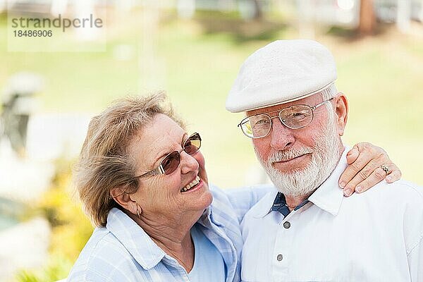 Glückliche Senior Paar Porträt draußen im Park