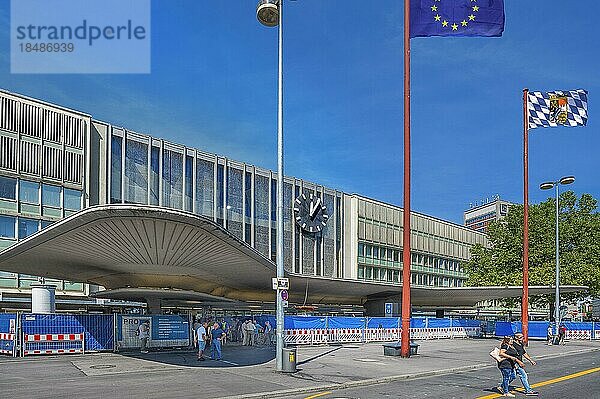 Hauptbahnhof Eingang mit Uhr  München  Bayern  Deutschland  Europa