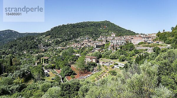 Ausblick auf Bergdorf Valldemossa mit typischen Steinhäusern  mit Kartause von Valldemossa und Kirche Església de Sant Bartomeu  Serra de Tramuntana  Mallorca  Balearen  Spanien  Europa